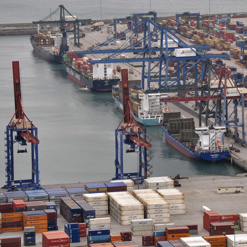 Container vessels at the terminal Container vessels at the terminal